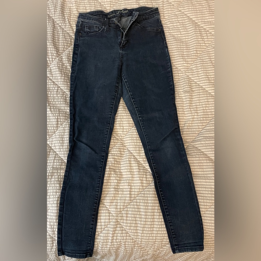 Dark wash universal thread size 6 skinny jean